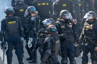 Los Angeles, ABD, 8 Haziran 2025 Polis, genişletilmiş ICE operasyonlarına ve göçmen haklarına karşı düzenlenen gösteride göz yaşartıcı gaz dumanıyla protestocularla çatışmaya girdi.