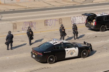 Los Angeles, ABD, 8 Haziran 2025 LAPD memurları genişletilmiş göçmen haklarına karşı düzenlenen bir gösteride nöbet tutuyorlar..