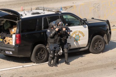Los Angeles, ABD, 8 Haziran 2025 Çevik Kuvvet Polisi genişletilmiş ICE operasyonlarına ve göçmen haklarına karşı düzenlenen gösteride protestoculara plastik mermi tabancası doğrulttu.