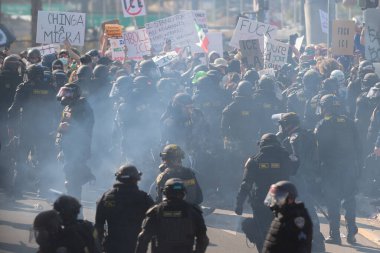 Los Angeles, ABD, 8 Haziran 2025 Polis, genişletilmiş ICE operasyonlarına ve göçmen haklarına karşı düzenlenen gösteride göz yaşartıcı gaz dumanıyla protestocularla çatışmaya girdi.