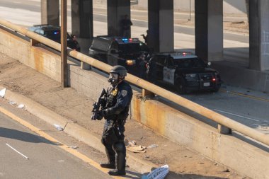 Los Angeles, ABD, 8 Haziran 2025 LAPD memurları genişletilmiş göçmen haklarına karşı düzenlenen bir gösteride nöbet tutuyorlar..