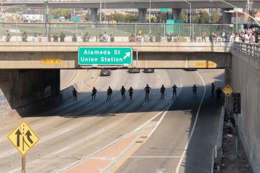 Los Angeles, ABD, 8 Haziran 2025 LAPD memurları genişletilmiş göçmen haklarına karşı düzenlenen bir gösteride nöbet tutuyorlar..