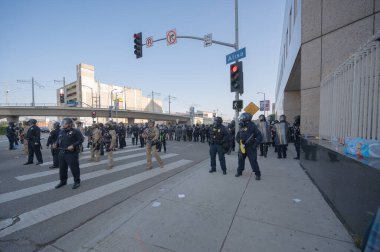 Los Angeles, ABD, 8 Haziran 2025 LAPD memurları genişletilmiş göçmen haklarına karşı düzenlenen bir gösteride nöbet tutuyorlar..