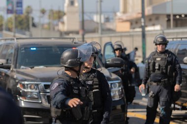 Los Angeles, ABD, 8 Haziran 2025 LAPD memurları genişletilmiş göçmen haklarına karşı düzenlenen bir gösteride nöbet tutuyorlar..