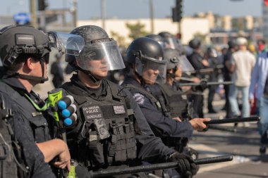 Los Angeles, ABD, 8 Haziran 2025 LAPD memurları genişletilmiş göçmen haklarına karşı düzenlenen bir gösteride nöbet tutuyorlar..