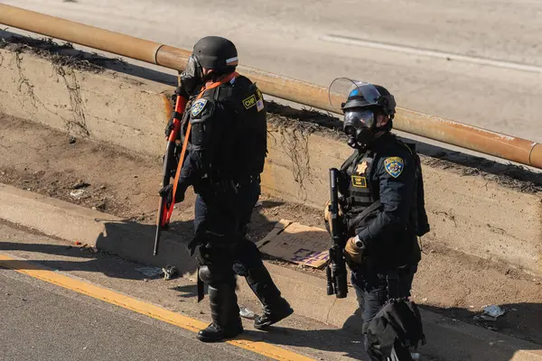 Los Angeles, ABD, 8 Haziran 2025 LAPD memurları genişletilmiş göçmen haklarına karşı düzenlenen bir gösteride nöbet tutuyorlar..