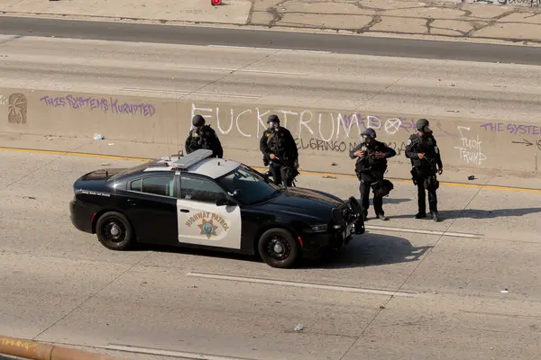 Los Angeles, ABD, 8 Haziran 2025 LAPD memurları genişletilmiş göçmen haklarına karşı düzenlenen bir gösteride nöbet tutuyorlar..