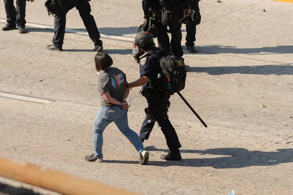 Los Angeles, ABD, 8 Haziran 2025 LAPD çevik kuvvet polisi tarafından genişletilmiş ICE operasyonlarına ve göçmen haklarına karşı düzenlenen gösteride tutuklandı..