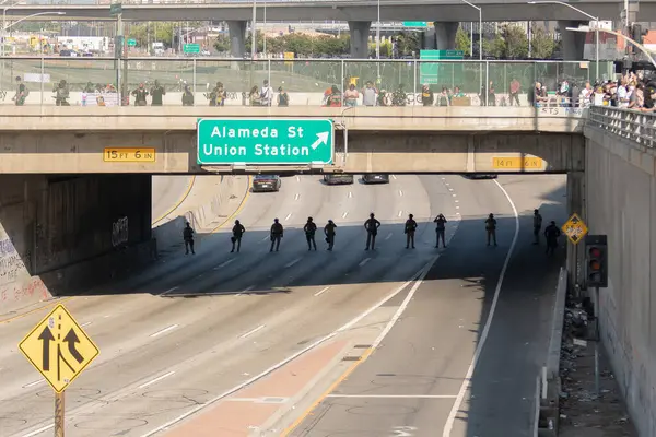 Los Angeles, ABD, 8 Haziran 2025 LAPD memurları genişletilmiş göçmen haklarına karşı düzenlenen bir gösteride nöbet tutuyorlar..