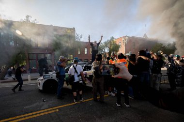 Los Angeles, ABD, 8 Haziran 2025. Otomatik elektrikli otomobiller, genişletilmiş ICE operasyonlarına ve göçmen haklarına karşı düzenlenen bir gösteride yakıldı..
