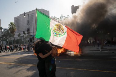 Los Angeles, ABD, 8 Haziran 2025. Otomatik elektrikli otomobiller, genişletilmiş ICE operasyonlarına ve göçmen haklarına karşı düzenlenen bir gösteride yakıldı..