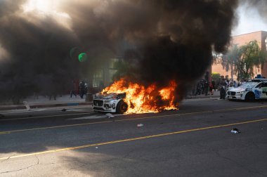 Los Angeles, ABD, 8 Haziran 2025. Otomatik elektrikli otomobiller, genişletilmiş ICE operasyonlarına ve göçmen haklarına karşı düzenlenen bir gösteride yakıldı..