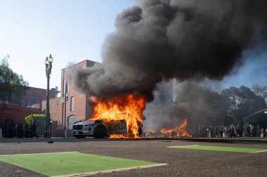 Los Angeles, ABD, 8 Haziran 2025. Otomatik elektrikli otomobiller, genişletilmiş ICE operasyonlarına ve göçmen haklarına karşı düzenlenen bir gösteride yakıldı..