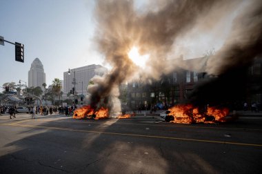 Los Angeles, ABD, 8 Haziran 2025. Otomatik elektrikli otomobiller, genişletilmiş ICE operasyonlarına ve göçmen haklarına karşı düzenlenen bir gösteride yakıldı..