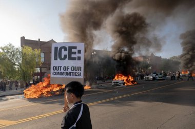 Los Angeles, ABD, 8 Haziran 2025. Otomatik elektrikli otomobiller, genişletilmiş ICE operasyonlarına ve göçmen haklarına karşı düzenlenen bir gösteride yakıldı..