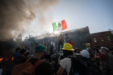 Los Angeles, ABD, 8 Haziran 2025. Otomatik elektrikli otomobiller, genişletilmiş ICE operasyonlarına ve göçmen haklarına karşı düzenlenen bir gösteride yakıldı..