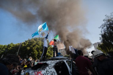 Los Angeles, ABD, 8 Haziran 2025. Otomatik elektrikli otomobiller, genişletilmiş ICE operasyonlarına ve göçmen haklarına karşı düzenlenen bir gösteride yakıldı..