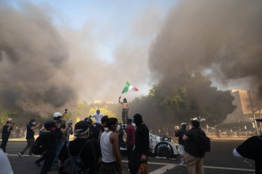 Los Angeles, ABD, 8 Haziran 2025. Otomatik elektrikli otomobiller, genişletilmiş ICE operasyonlarına ve göçmen haklarına karşı düzenlenen bir gösteride yakıldı..