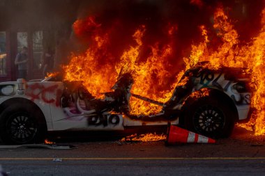 Los Angeles, ABD, 8 Haziran 2025. Otomatik elektrikli otomobiller, genişletilmiş ICE operasyonlarına ve göçmen haklarına karşı düzenlenen bir gösteride yakıldı..