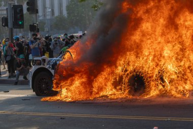 Los Angeles, ABD, 8 Haziran 2025. Otomatik elektrikli otomobiller, genişletilmiş ICE operasyonlarına ve göçmen haklarına karşı düzenlenen bir gösteride yakıldı..