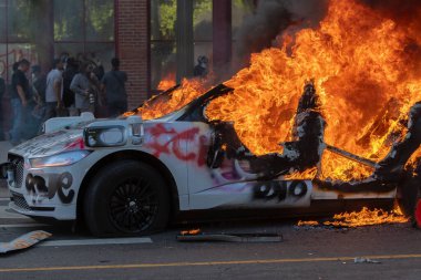 Los Angeles, ABD, 8 Haziran 2025. Otomatik elektrikli otomobiller, genişletilmiş ICE operasyonlarına ve göçmen haklarına karşı düzenlenen bir gösteride yakıldı..