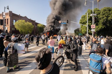 Los Angeles, ABD, 8 Haziran 2025. Otomatik elektrikli otomobiller, genişletilmiş ICE operasyonlarına ve göçmen haklarına karşı düzenlenen bir gösteride yakıldı..