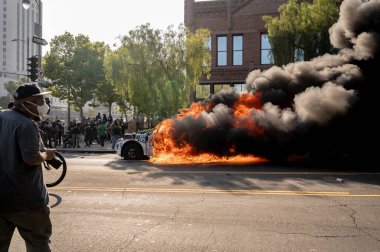 Los Angeles, ABD, 8 Haziran 2025. Otomatik elektrikli otomobiller, genişletilmiş ICE operasyonlarına ve göçmen haklarına karşı düzenlenen bir gösteride yakıldı..