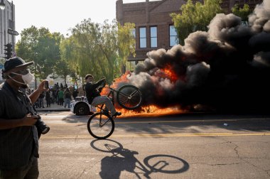 Los Angeles, ABD, 8 Haziran 2025. Otomatik elektrikli otomobiller, genişletilmiş ICE operasyonlarına ve göçmen haklarına karşı düzenlenen bir gösteride yakıldı..