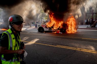Los Angeles, ABD, 8 Haziran 2025. Otomatik elektrikli otomobiller, genişletilmiş ICE operasyonlarına ve göçmen haklarına karşı düzenlenen bir gösteride yakıldı..