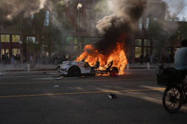 Los Angeles, ABD, 8 Haziran 2025. Otomatik elektrikli otomobiller, genişletilmiş ICE operasyonlarına ve göçmen haklarına karşı düzenlenen bir gösteride yakıldı..