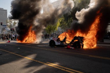 Los Angeles, ABD, 8 Haziran 2025. Otomatik elektrikli otomobiller, genişletilmiş ICE operasyonlarına ve göçmen haklarına karşı düzenlenen bir gösteride yakıldı..
