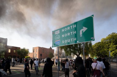 Los Angeles, ABD, 8 Haziran 2025. Otomatik elektrikli otomobiller, genişletilmiş ICE operasyonlarına ve göçmen haklarına karşı düzenlenen bir gösteride yakıldı..