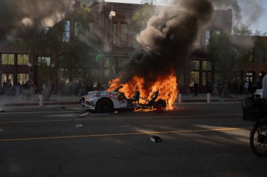 Los Angeles, ABD, 8 Haziran 2025. Otomatik elektrikli otomobiller, genişletilmiş ICE operasyonlarına ve göçmen haklarına karşı düzenlenen bir gösteride yakıldı..