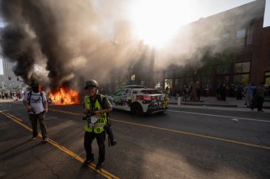 Los Angeles, ABD, 8 Haziran 2025. Otomatik elektrikli otomobiller, genişletilmiş ICE operasyonlarına ve göçmen haklarına karşı düzenlenen bir gösteride yakıldı..