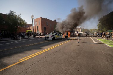 Los Angeles, ABD, 8 Haziran 2025. Otomatik elektrikli otomobiller, genişletilmiş ICE operasyonlarına ve göçmen haklarına karşı düzenlenen bir gösteride yakıldı..
