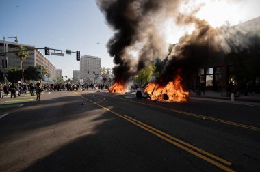Los Angeles, ABD, 8 Haziran 2025. Otomatik elektrikli otomobiller, genişletilmiş ICE operasyonlarına ve göçmen haklarına karşı düzenlenen bir gösteride yakıldı..