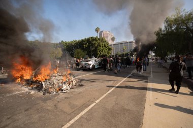 Los Angeles, ABD, 8 Haziran 2025. Otomatik elektrikli otomobiller, genişletilmiş ICE operasyonlarına ve göçmen haklarına karşı düzenlenen bir gösteride yakıldı..