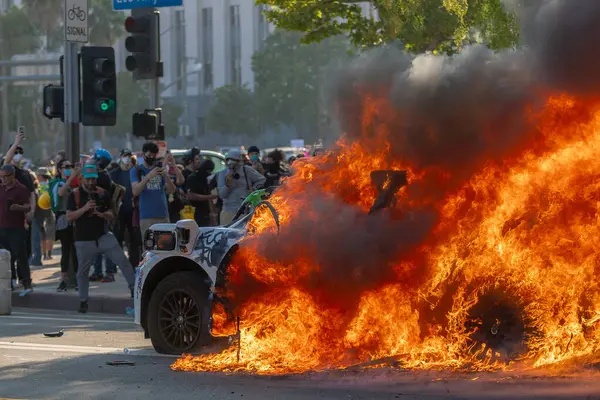 Los Angeles, ABD, 8 Haziran 2025. Otomatik elektrikli otomobiller, genişletilmiş ICE operasyonlarına ve göçmen haklarına karşı düzenlenen bir gösteride yakıldı..