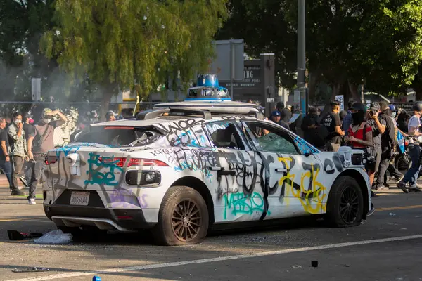 Los Angeles, ABD, 8 Haziran 2025. Otomatik elektrikli otomobiller, genişletilmiş ICE operasyonlarına ve göçmen haklarına karşı düzenlenen bir gösteride yakıldı..