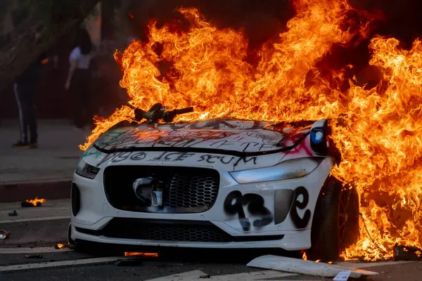 Los Angeles, ABD, 8 Haziran 2025. Otomatik elektrikli otomobiller, genişletilmiş ICE operasyonlarına ve göçmen haklarına karşı düzenlenen bir gösteride yakıldı..