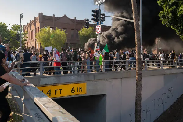 Los Angeles, ABD, 8 Haziran 2025. Otomatik elektrikli otomobiller, genişletilmiş ICE operasyonlarına ve göçmen haklarına karşı düzenlenen bir gösteride yakıldı..