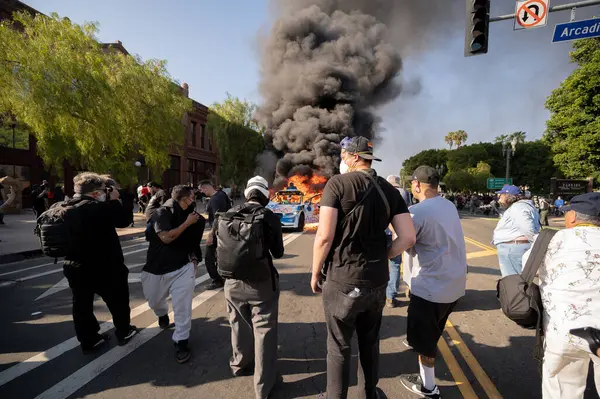 Los Angeles, ABD, 8 Haziran 2025. Otomatik elektrikli otomobiller, genişletilmiş ICE operasyonlarına ve göçmen haklarına karşı düzenlenen bir gösteride yakıldı..
