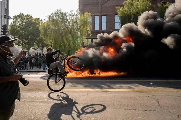 Los Angeles, ABD, 8 Haziran 2025. Otomatik elektrikli otomobiller, genişletilmiş ICE operasyonlarına ve göçmen haklarına karşı düzenlenen bir gösteride yakıldı..
