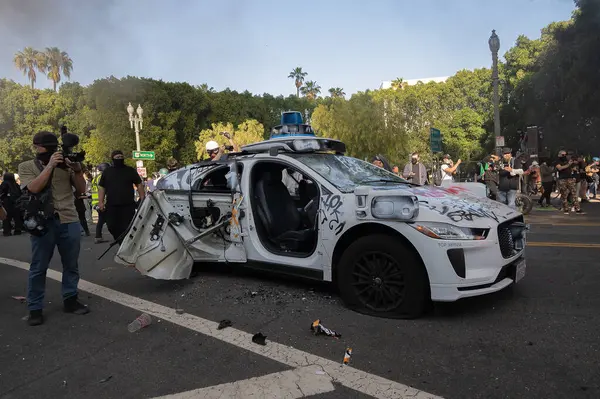 Los Angeles, ABD, 8 Haziran 2025. Otomatik elektrikli otomobiller, genişletilmiş ICE operasyonlarına ve göçmen haklarına karşı düzenlenen bir gösteride yakıldı..