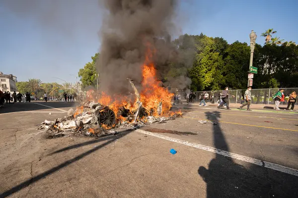 Los Angeles, ABD, 8 Haziran 2025. Otomatik elektrikli otomobiller, genişletilmiş ICE operasyonlarına ve göçmen haklarına karşı düzenlenen bir gösteride yakıldı..