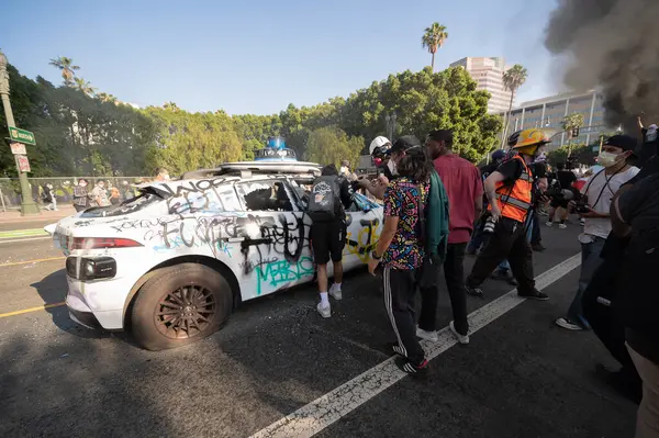 Los Angeles, ABD, 8 Haziran 2025. Otomatik elektrikli otomobiller, genişletilmiş ICE operasyonlarına ve göçmen haklarına karşı düzenlenen bir gösteride yakıldı..