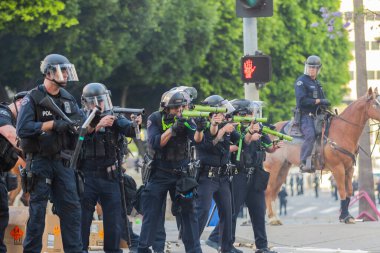 Los Angeles, ABD, 8 Haziran 2025 LAPD memurları genişletilmiş ICE operasyonlarına ve göçmen haklarına karşı düzenlenen gösteride protestoculara karşı öldürücü olmayan silahlar kullandılar.