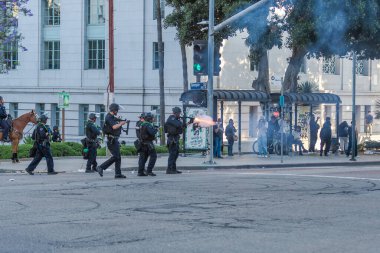Los Angeles, ABD, 8 Haziran 2025 LAPD memurları genişletilmiş ICE operasyonlarına ve göçmen haklarına karşı düzenlenen gösteride protestoculara karşı öldürücü olmayan silahlar kullandılar.