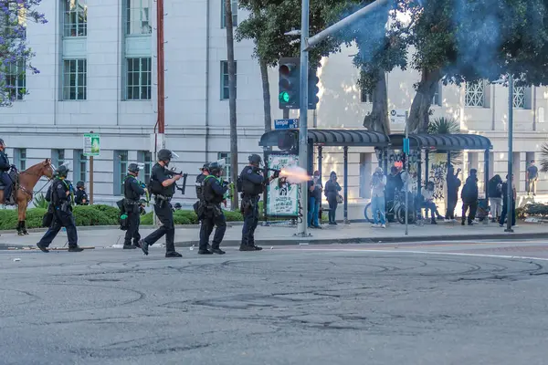Los Angeles, ABD, 8 Haziran 2025 LAPD memurları genişletilmiş ICE operasyonlarına ve göçmen haklarına karşı düzenlenen gösteride protestoculara karşı öldürücü olmayan silahlar kullandılar.