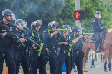 Los Angeles, ABD, 8 Haziran 2025 LAPD memurları genişletilmiş ICE operasyonlarına ve göçmen haklarına karşı düzenlenen gösteride protestoculara karşı öldürücü olmayan silahlar kullandılar.